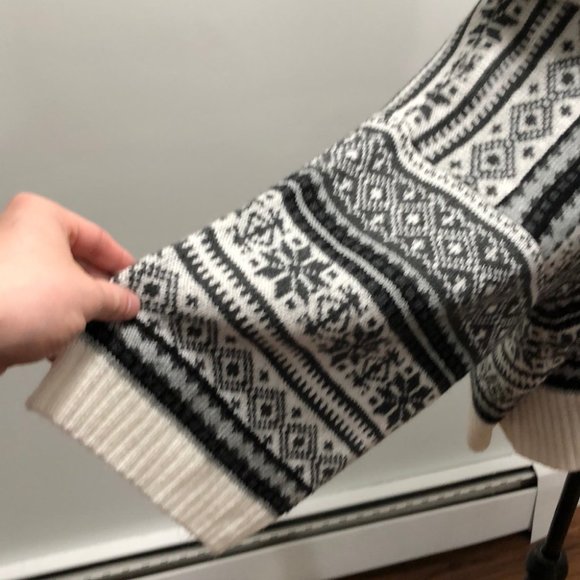 {Kensie} Off The Shoulder Sweater with Aztec Print - Picture 6 of 9